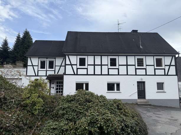 Geräumiges Zweifamilienhaus mit Potential in Oberhundem in 57399 Kirchhundem-Oberhundem von Hundem-Lenne-Immobilien GmbH